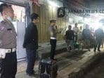Cegah penyebaran Covid-19, Polres Minsel Bubarkan Kerumunan Warga di Pertokoan Amurang