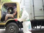 Cegah Corona, Warga yang Hendak Masuk Perbatasan Disemprot Disinfektan