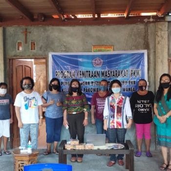 Selain Mengajar, Ini Yang Dilakukan Debry Lintong di Tengah – Tengah Masyarakat