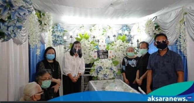 Selain Gelar Reses, Yanti Kumendong Menyempatakan Diri Melayat ke Rumah Duka Nangin Luntungan