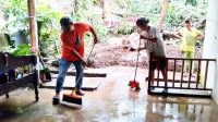 Pasca Banjir Manado Warga Mulai Bersihkan Rumah, Adolf Sebut Banjir Kali Ini Lebih Parah dari 2014