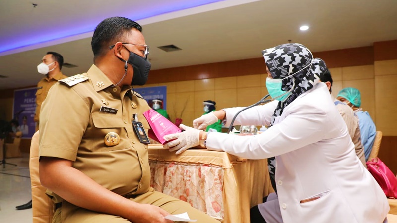 Bupati Bantaeng saat melakukan pemeriksaan sebelum pemberian suntik Vaksin