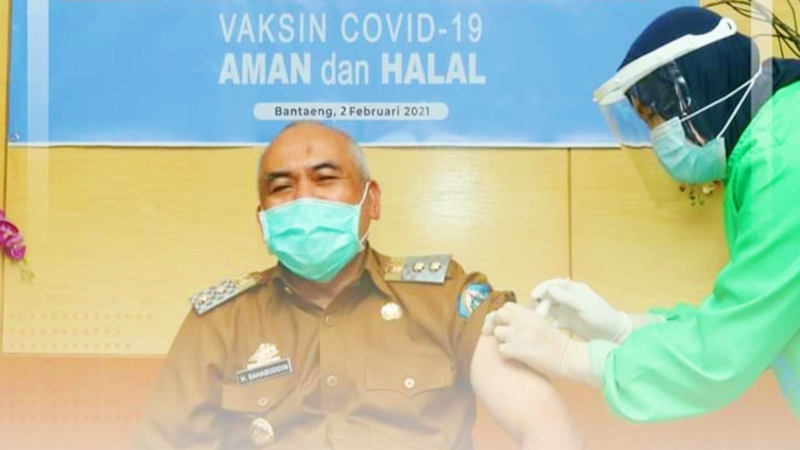 Wakil Bupati, Drs. H. Sahabuddin oang pertama yang disuntik Vaksin Covid-19 jenis Sinovac