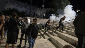 Israel serang Masjid Al Aqsa, 200 orang terluka usai berbuka puasa