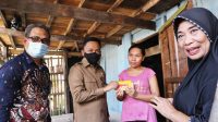 Datangi lansia, Bupati Bantaeng serahkan bantuan kartu baik tuntas