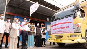 Bersama Kadis Sosial, Bupati Ilham Azikin lepas bantuan PPKM darurat