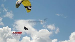 Terbang sejauh 11 KM, Pilot Paralayang ini senang kibarkan merah putih di langit Boltim