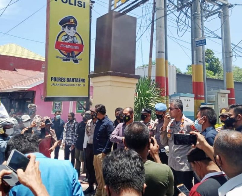 Ratusan massa Aliansi Pemuda Bantaeng geruduk Polres Bantaeng tolak kekerasan seksual