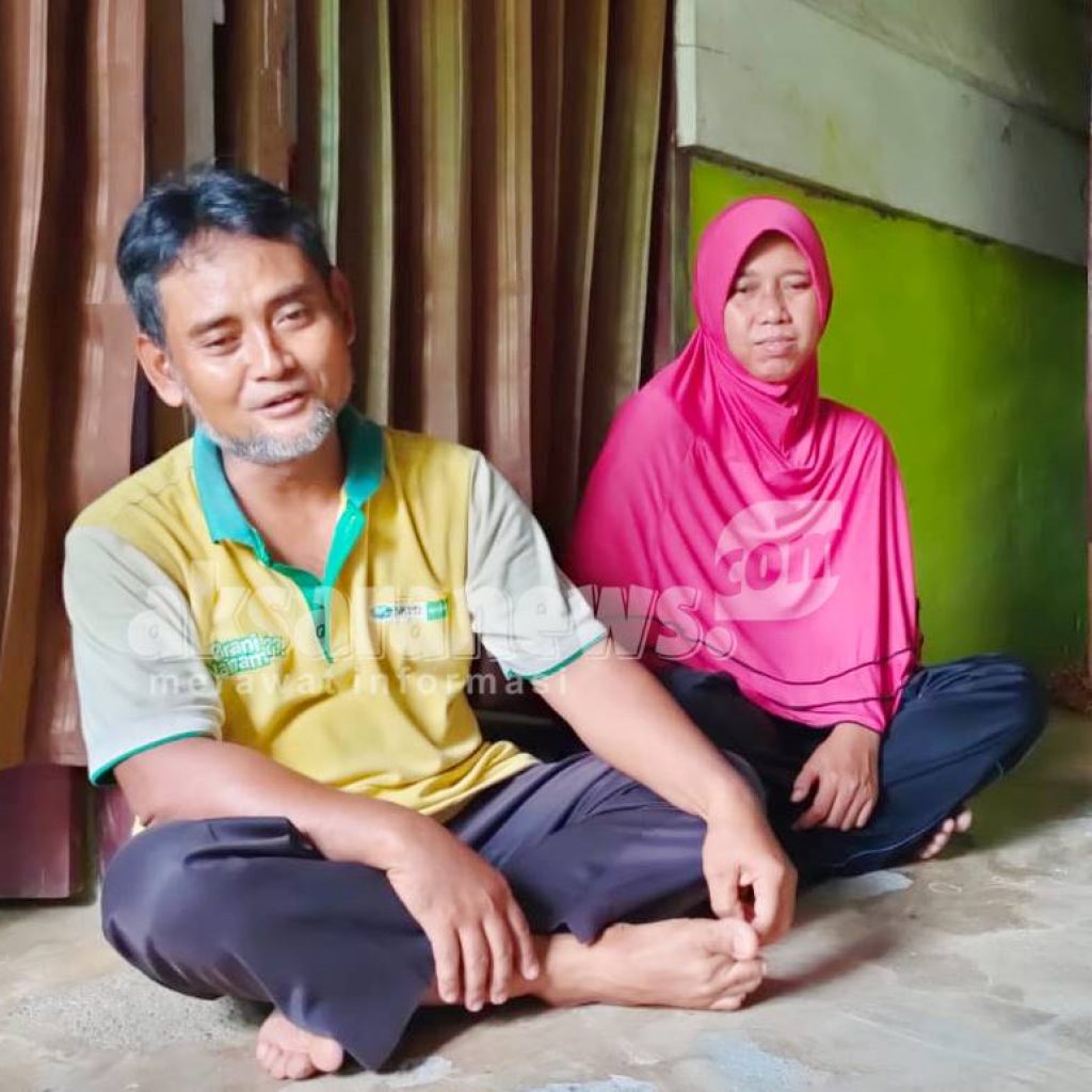 Tanpa gaji, Ade Irawan sukarela mengajar anak-anak di Pemukiman Transmigrasi Balukut Boltim