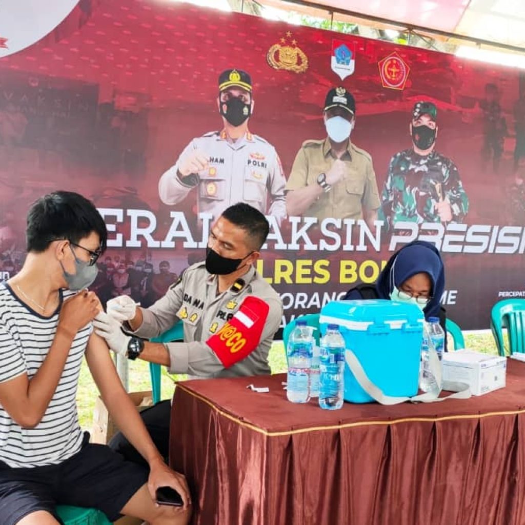 Warga Boltim antusias ikut vaksinasi massal di gerai vaksin, Kapolres beri Door Prize