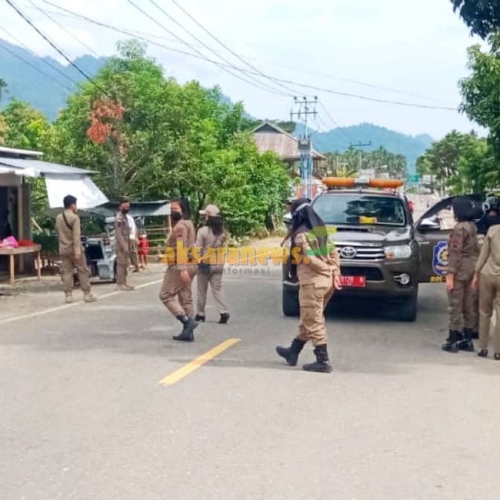 Tim gabungan tertibkan PKL di bahu jalan trans Tutuyan
