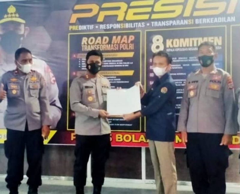 Kapolres Irham Halid terima sertifikat tanah dari Pertanahan Boltim