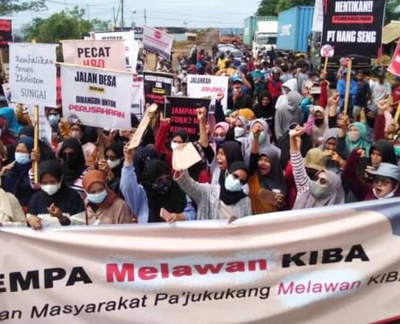 Ratusan warga Pa’jukukang gelar aksi di depan PT Huadi Nickel Alloy Bantaeng