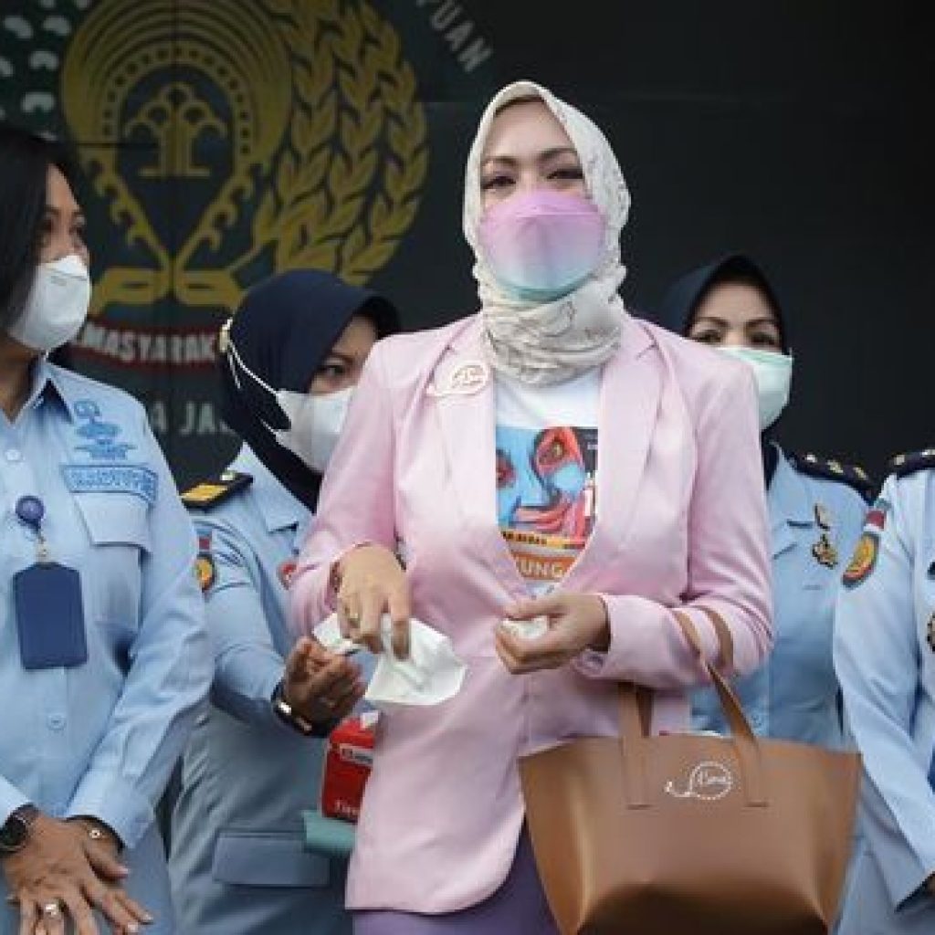 10 Tahun dipenjara, Angelina Sondakh kini bebas
