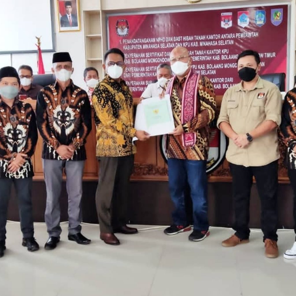 Pemkab Boltim serahkan sertifikat hibah tanah untuk KPU Boltim ke Ketua KPU RI
