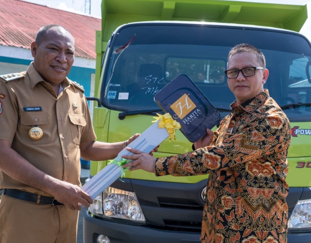 Harita Nickel serahkan dua armada pendukung kepada Pemkab Halsel
