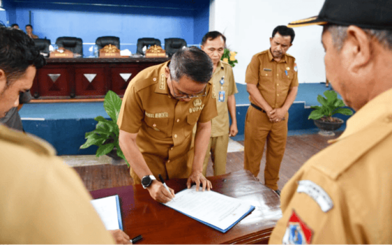 Bupati Boltim lakukan penandatanganan NPHD dan serah terima Kendis bersama Sangadi