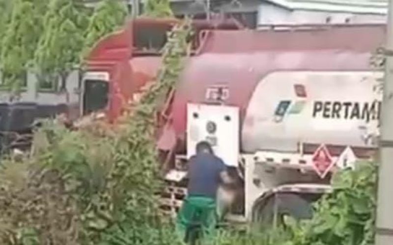 Kembali berulah, diduga mobil tangki Pertamina curah BBM bersubsidi di pinggir jalan