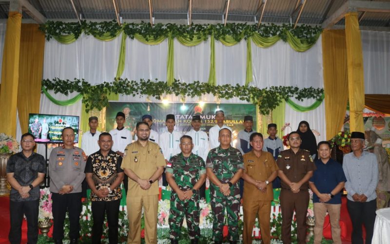 Danrem 152/Babullah bersama Wakil Bupati serahkan BMT dan BTA saat berkunjung ke Makodim 1509/Labuha