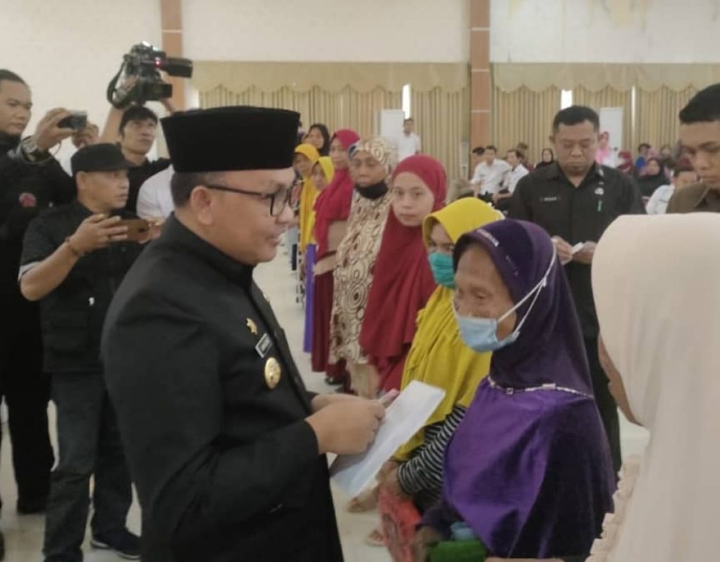 Bupati Ilham Azikin salurkan bantuan PKH kepada 744 KPM di Bantaeng