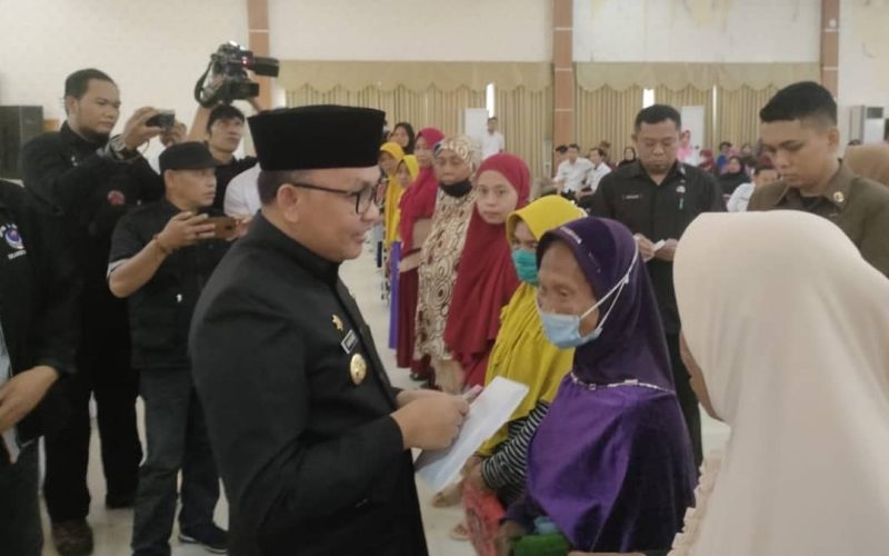 Bupati Ilham Azikin salurkan bantuan PKH kepada 744 KPM di Bantaeng