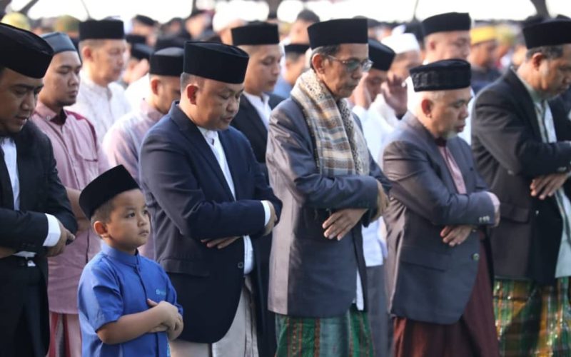 Bupati Bantaeng Sholat Idul Fitri bersama warga di lapangan pantai Seruni