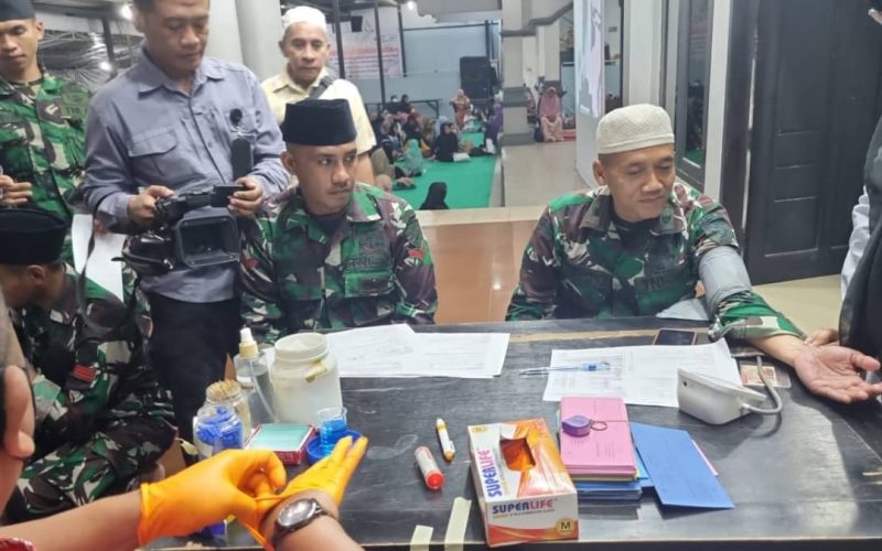 Prajurit Korem 152/Baabullah sumbang darah dan bagi takjil di Bulan Ramadhan