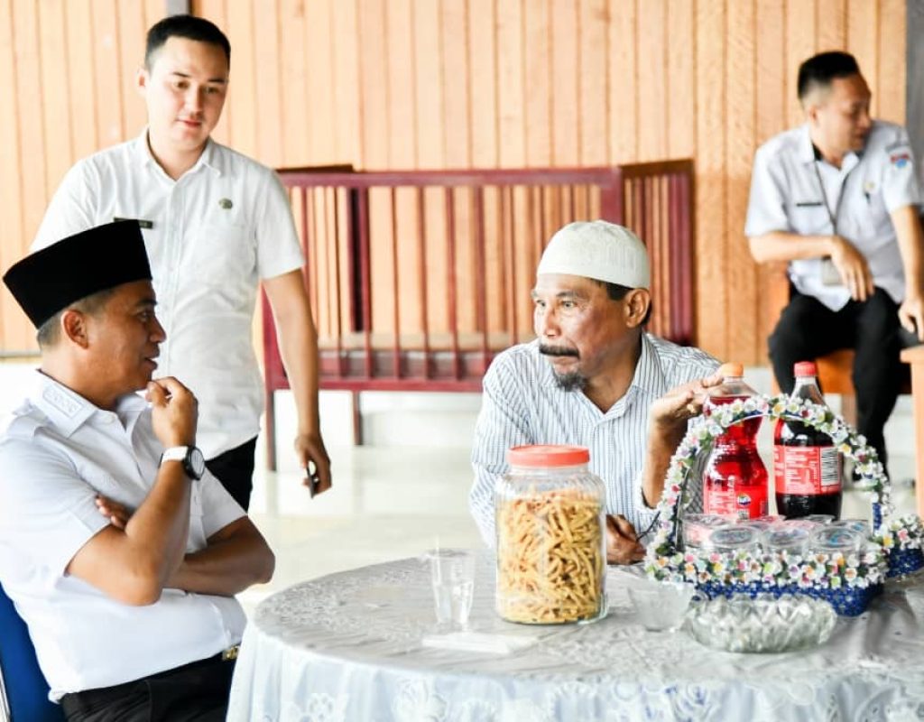 Bupati Sachrul Mamonto silaturahmi lebaran ke kediaman Sehan Landjar