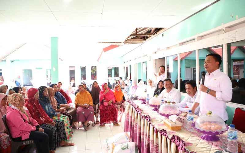 Bupati Ilham Azikin salurkan bantuan pangan kepada 349 KPM di Desa Layoa