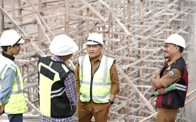 Bupati Ilham Azikin tinjau Cekdam Kasiping, sebut progres capai 90 persen