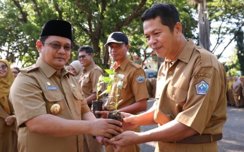Upaya pengendalian inflasi, Penjabat Bupati Bantaeng bagikan bibit cabai