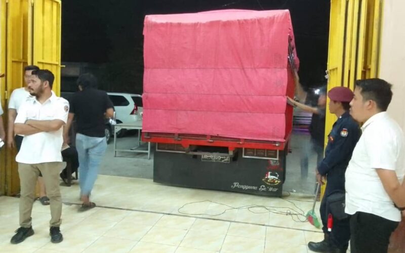 Bawaslu Boltim awasi distribusi logistik Pemilu di Gudang KPU Boltim
