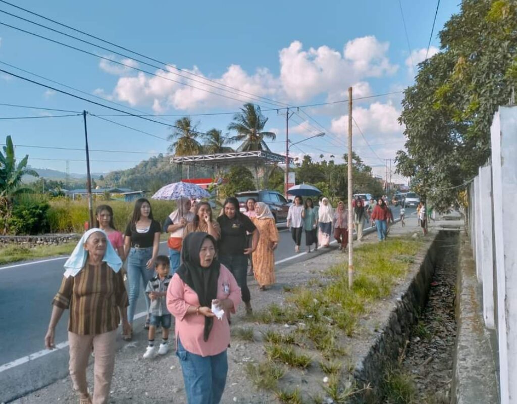 Tradisi “Pasiaran” Desa Buyat Bersatu, Bapak Ibu dan Pemuda silaturahmi ke rumah-rumah warga