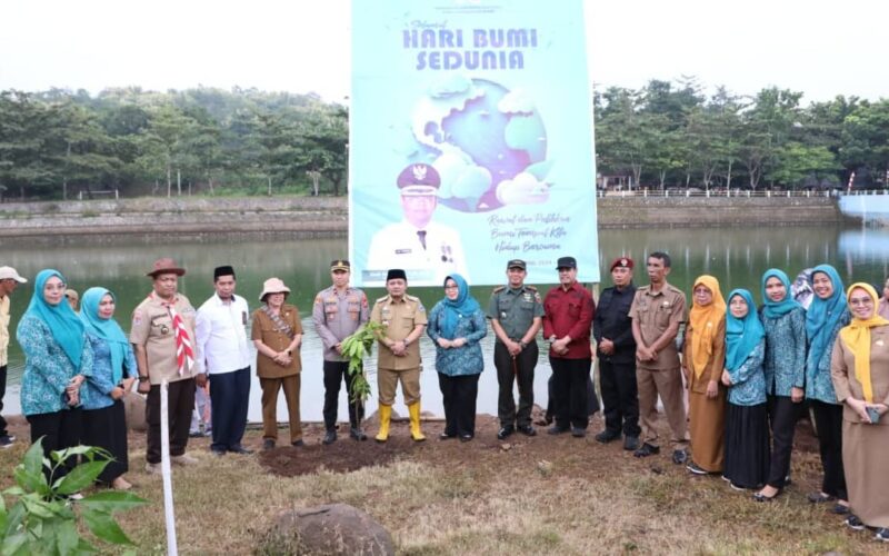 Peringati Hari Bumi, Penjabat Bupati Bantaeng Andi Abubakar Tanam 500 Pohon 