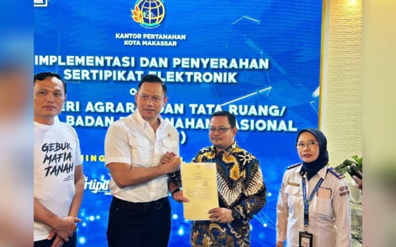 Penjabat Bupati Bantaeng Andi Abubakar terima Sertifikat Elektronik dari AHY Menteri ATR/BPN