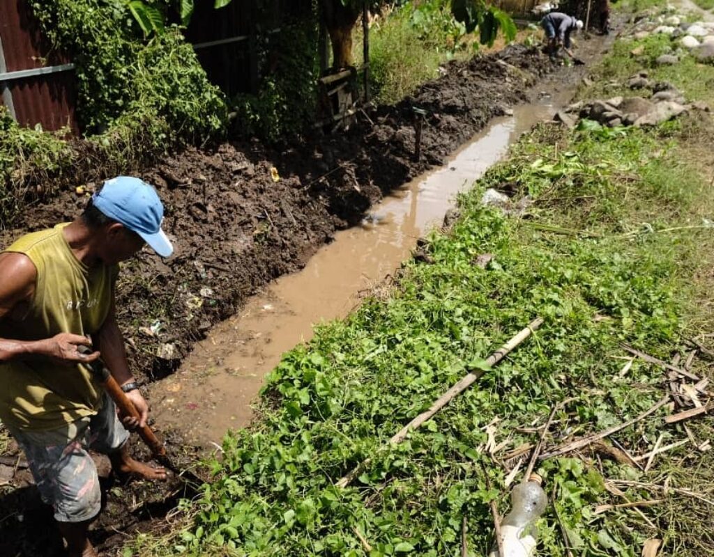 Pemdes Paret Timur bangun Drainase, Peningkatan Prasarana Jalan Desa