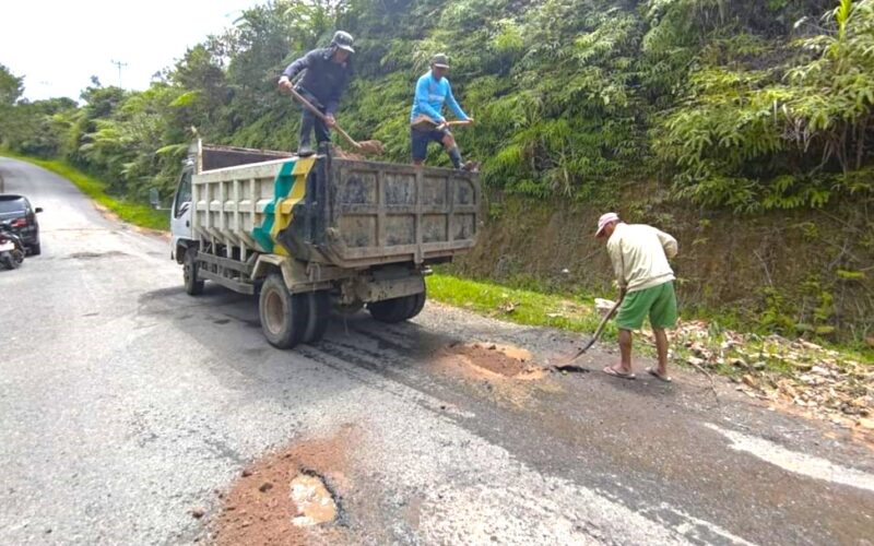 Jalan berlubang di Atoga Boltim segera diperbaiki, warga diharap tidak timbun sembarangan