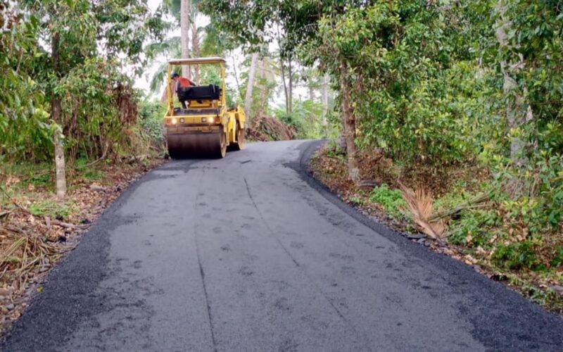 Jalan Perkebunan Sinaat Kiri Diaspal, Paving Blok Dipindahkan ke Pinggiran lapangan Gogaluman