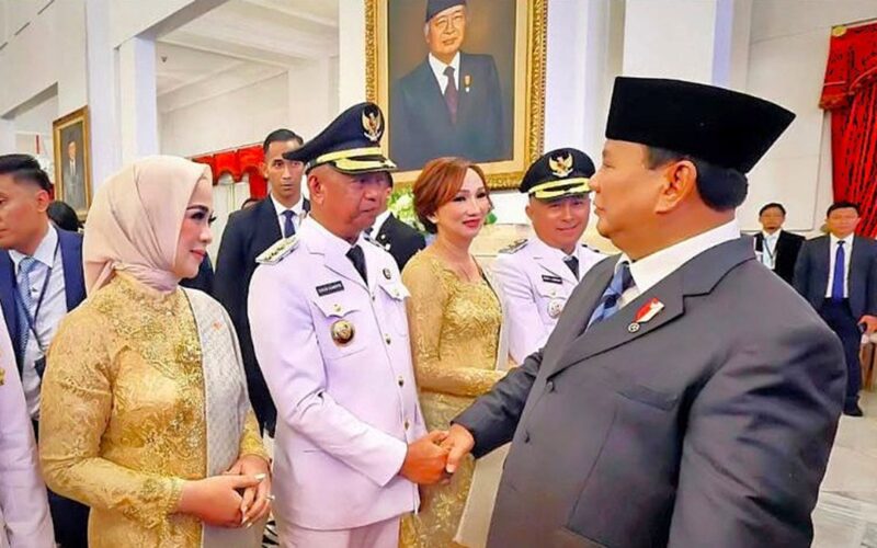 Momen Presiden Prabowo salami satu persatu 961 pimpinan daerah yang dilantik
