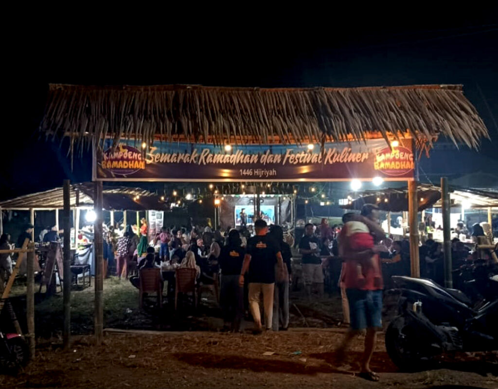 Grand Opening Kampoeng Ramadhan dimeriahkan dengan hiburan spesial Puisi Musikal oleh seniman multitalenta Jamal Rahman Iroth