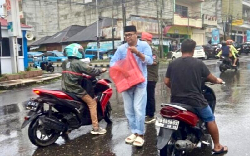 Revan Saputra Bangsawan berbagi takjil gratis di Kotamobagu