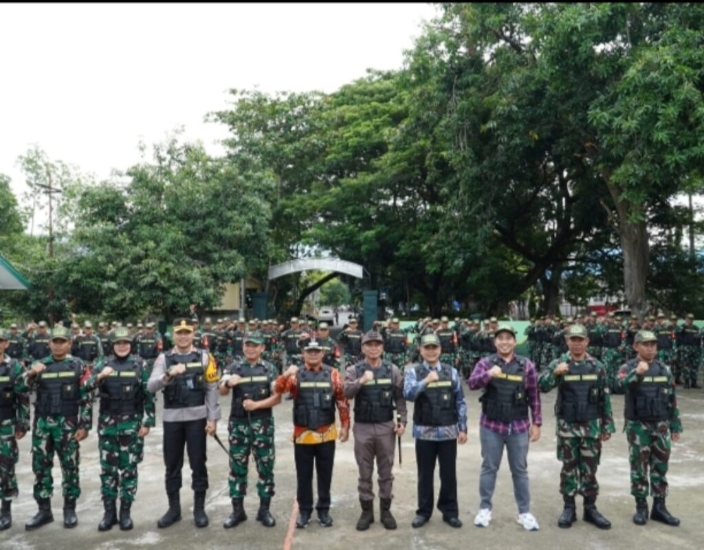 Penjabat Bupati Andi Abubakar, secara simbolis serahkan rompi dan topi kepada personil kodim 1410 Bantaeng 