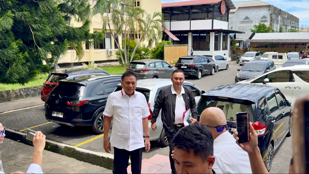 Polda Sulut memeriksa Olly Dondokambey terkait dugaan korupsi dana hibah GMIM. Pemeriksaan ini memicu perhatian publik Sulut