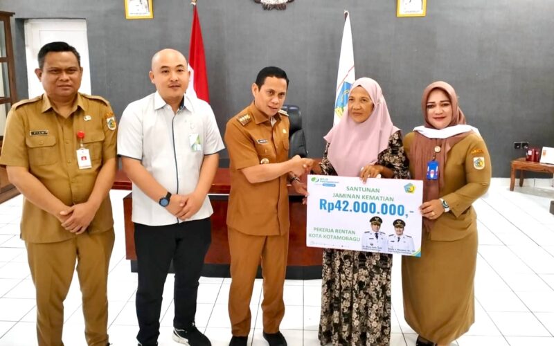 Pemkot Kotamobagu Serahkan Santunan Kematian bagi Pekerja Rentan