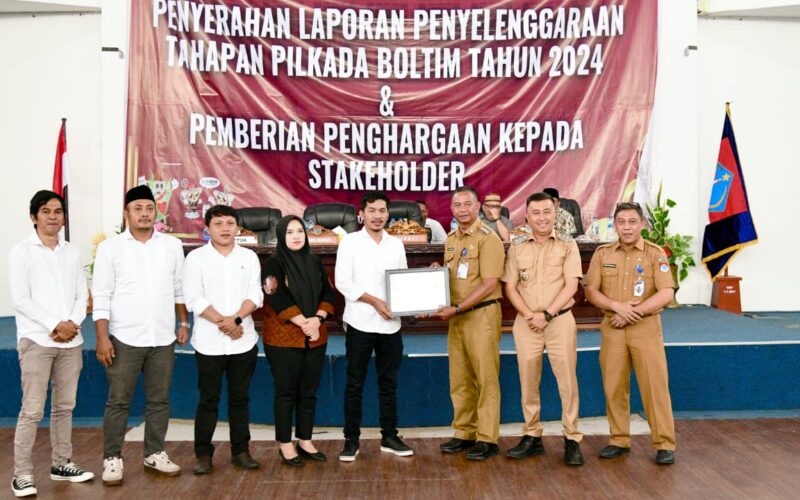 KPU Boltim serahkan Laporan dan Beri Penghargaan kepada Stakeholder Pilkada 2024