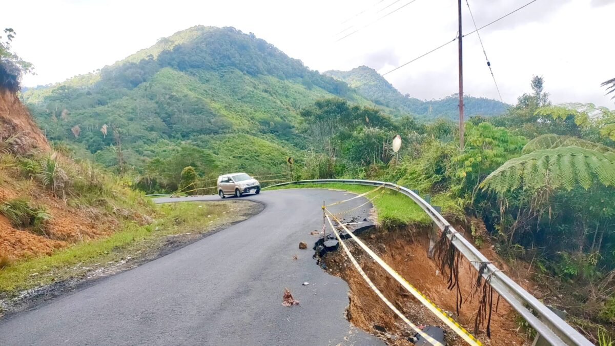 Ruas jalan Atoga-Mooat butuh perbaikan, 3 titik longsor nyaris putus