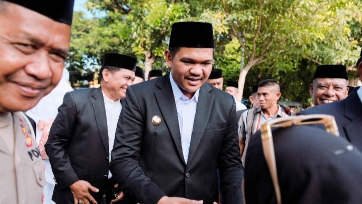 Sholat Idul Adha 1446 H, di lapangan tribun Pantai Seruni Bantaeng, Bupati Fathul Fauzy ajak warga berqurban