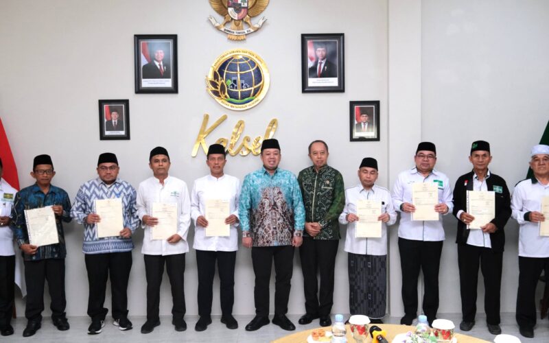 Nusron Wahid serahkan 11 Sertipikat Tanah Wakaf ke PCNU Kalsel