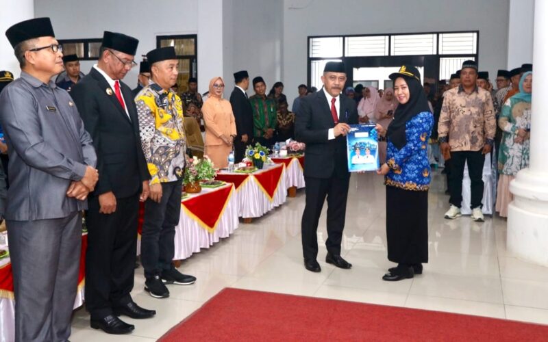 Momen Unik! Sekda Boltim Lebih Banyak Serahkan SK PPPK, Sekprov Bilang Begini