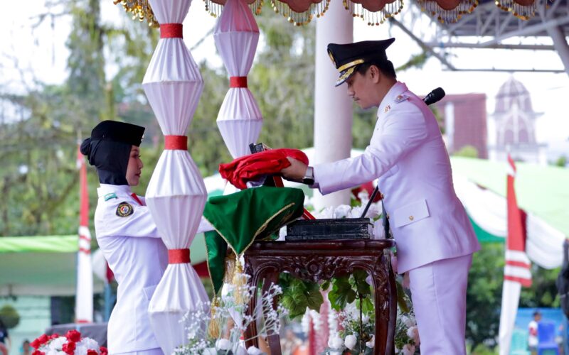 Rendy Mangkat Pimpin Penurunan Bendera HUT ke-80 RI di Kotamobagu